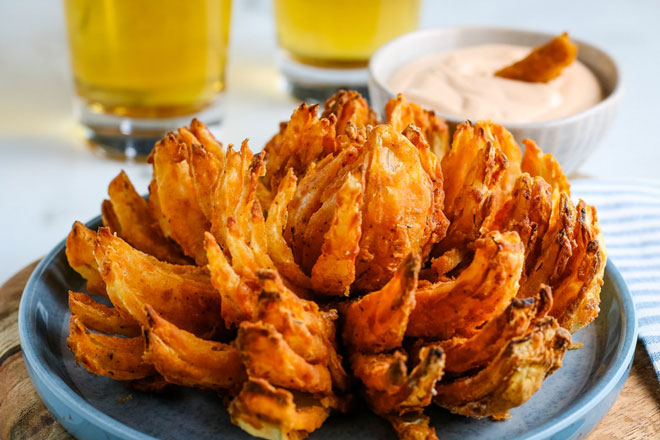CRISPY ONION BLOSSOMS – Bene Casa