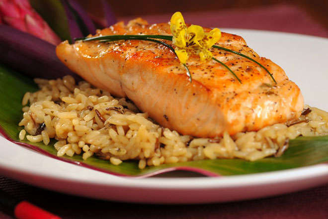 STEAMED SALMON WITH BROWN RICE